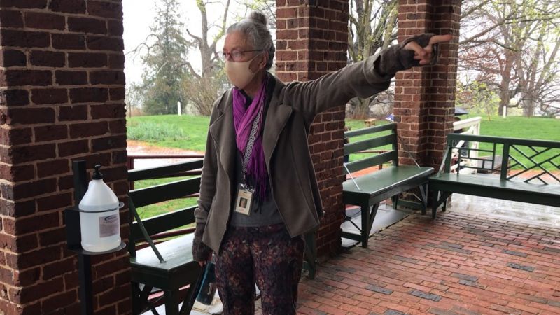 Helpful guides point the way at Monticello